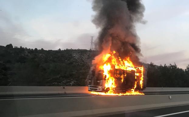 Un camión en llamas en la A-7 sentido Valencia, a la altura de Albaida.