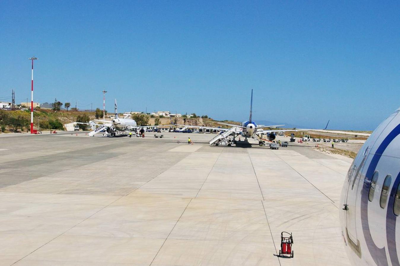 Aeropuerto de Santorini. Tres aeródromos griegos destacan por «la falta de coincidencia entre la expectativa y la realidad». En ellos, hordas de turistas «hacen cola fuera de los aeropuertos», que no dudan en cerrar de 10 de la noche a 6 de la mañana y dejarlos tirados allí.