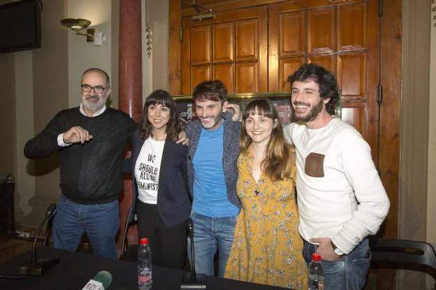 Joaquín Climent, Carmen Ruiz, Fernando Tejero, Helena Lanza y Javier Pereira, el miércoles en la presentación de la obra en el Teatro Olympia. 