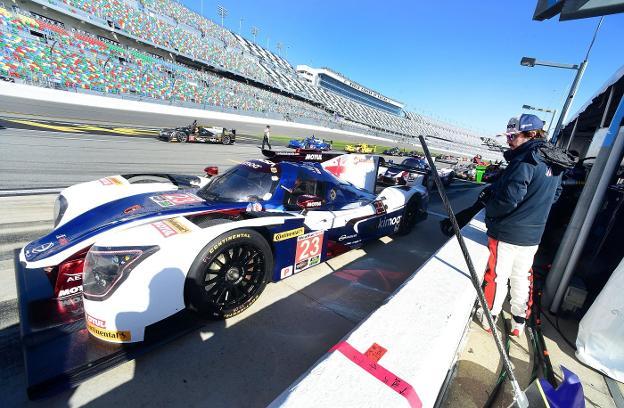 Fernando Alonso observa el prototipo con el que correrá las 24 Horas de Daytona.