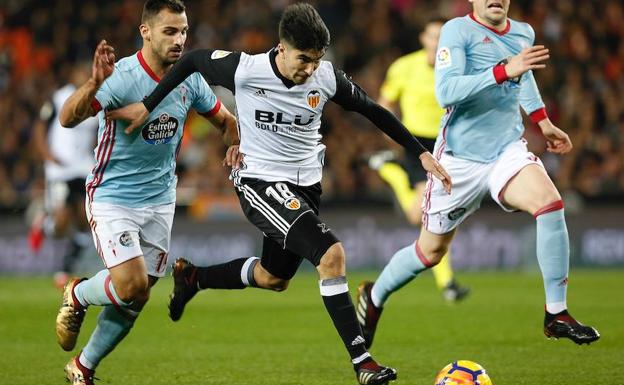 Carlos Soler disputa un balón en el partido frente al Celta.