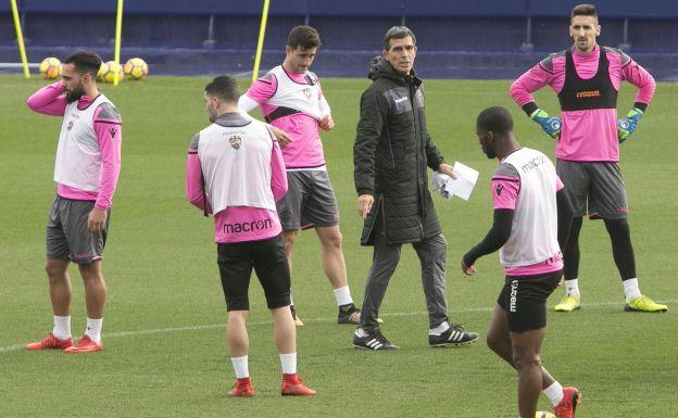 Muñiz da instrucciones durante la sesión de entrenamiento de hoy.