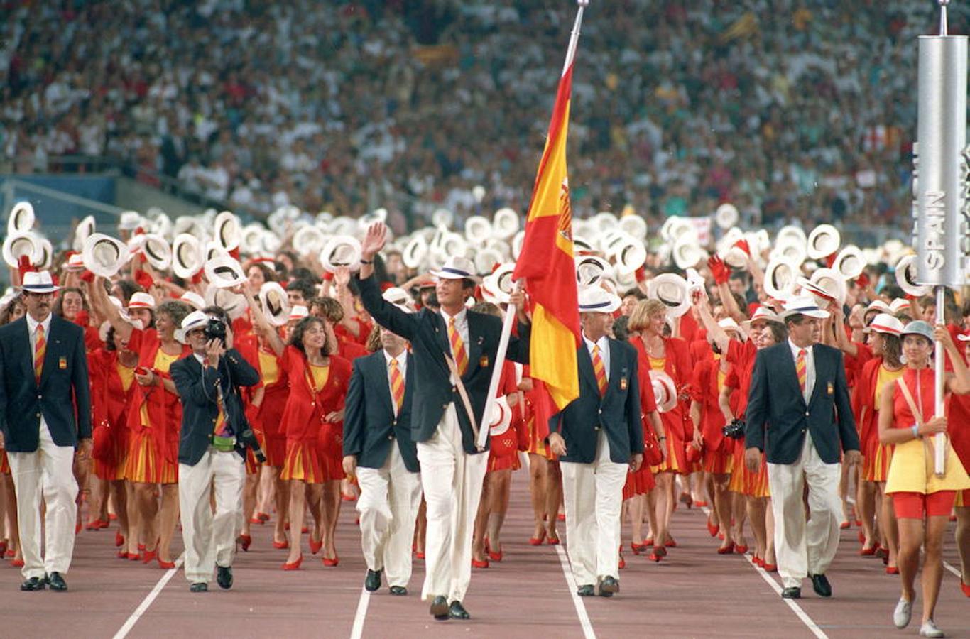 25 de julio de 1992. El Principe portando la bandera de España en el desfile inaugural de los Juegos Olímpicos de Barcelona.