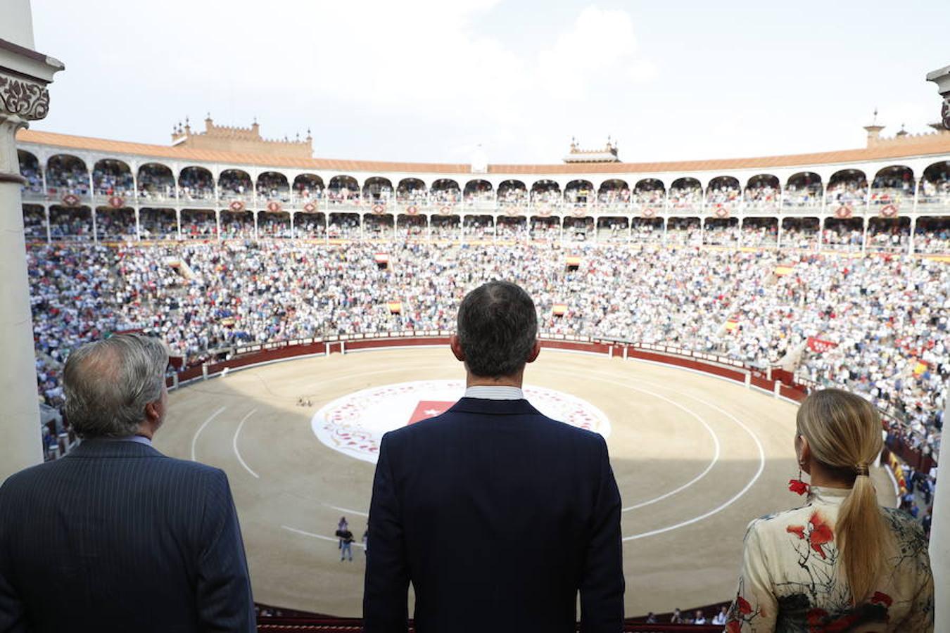 Después de que la actividad de Felipe VI se viera mermada en 2016 por la falta de Gobierno, el Rey cerró otro año atípico, esta vez como consecuencia de la situación política de Cataluña, la comunidad autónoma que visitó en más ocasiones durante 2017. En el plano internacional, su actividad se incrementó con dos visitas de Estado (Reino Unido y Japón) y viajes a Arabia Saudí, Jordania, Kazajistán, Estrasburgo (Francia).