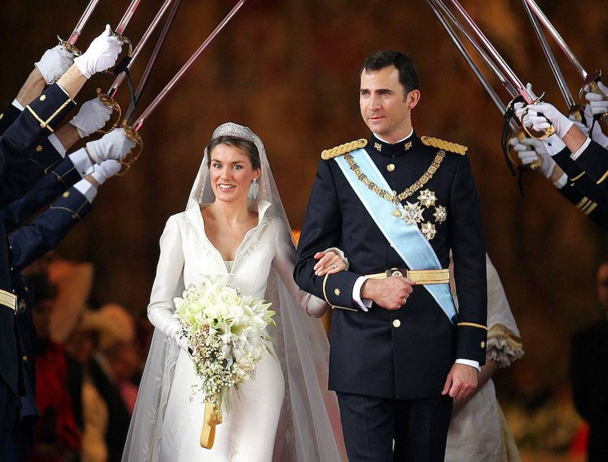 22 de mayo de 2004. Compañeros de armas de don Felipe forman el arco de honor con sus sables en el momento en el que los Príncipes de Asturias abandonan la Catedral de Santa María la Real de la Almudena de Madrid ya convertidos en marido y mujer.