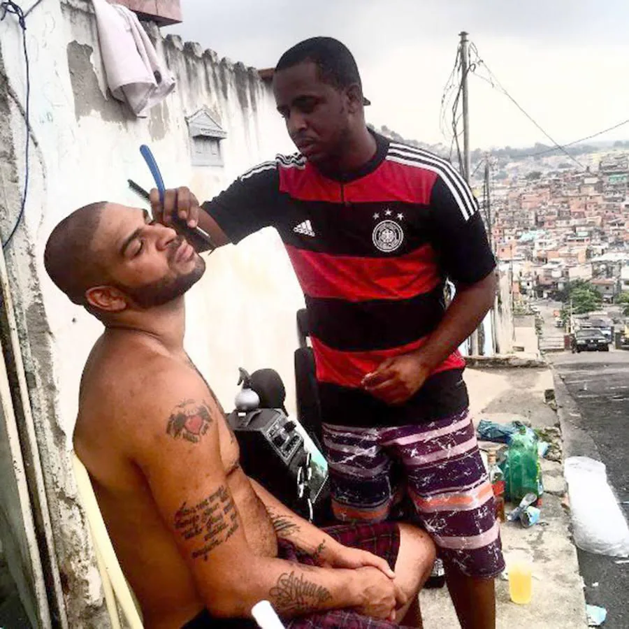 En 2009, varios futbolistas brasileños se vieron involucrados en un escándalo con prostitutas y una transexual en casa de Adriano (al que afeitan en la foto) tras 12 horas seguidas de fiesta. El delantero fue también denunciado después por el Ministerio Público de Río de Janeiro por nexos con el narcotráfico.