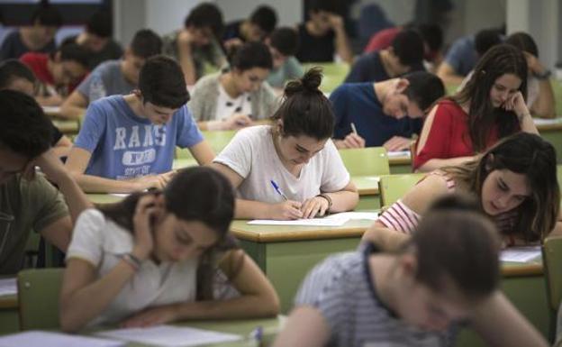 Educación dará becas salario de hasta 600 euros a 1.723 universitarios valencianos