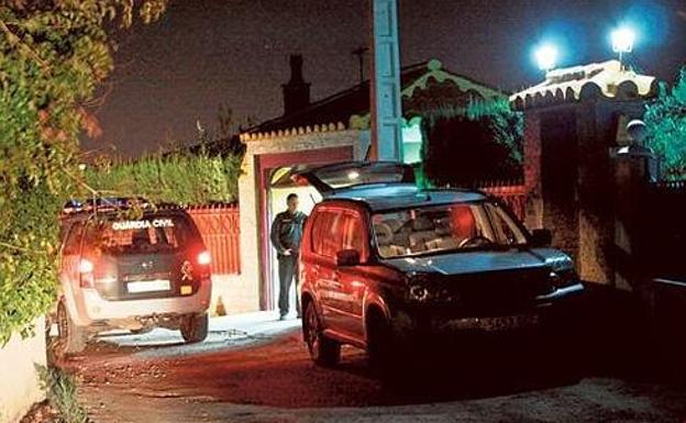 Guardias civiles, a la entrada de la vivienda en la que fue encontrado ayer el cadáver de Miguel en Llíria