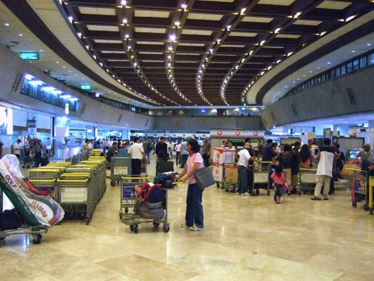 Aeropuerto de Manila. Los agentes llegan a colocar balas en el equipaje para exigir sobornos, según cuenta The Guide of Sleeping in Airports.