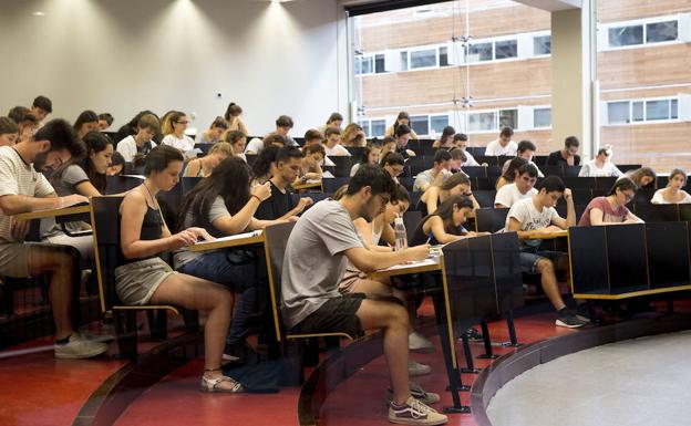 Un grupo de estudiantes durante los exámenes de selectividad.