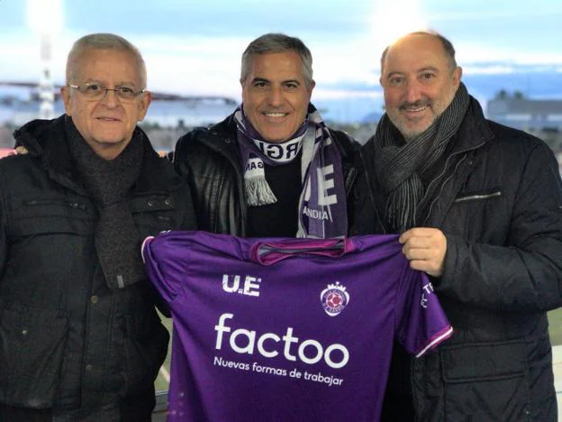 Alfred Miñana y Juanjo Hidalgo junto a José María Escrivá de la empresa Factoo. 
