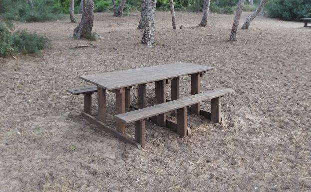 Una de las mesas de picnic hechas con material reciclado.
