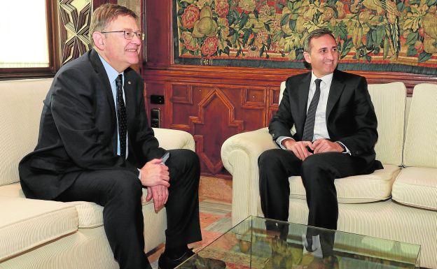 El presidente de la Generalitat, Ximo Puig, y el presidente de la Diputación de Alicante, César Sánchez, durante su encuentro.