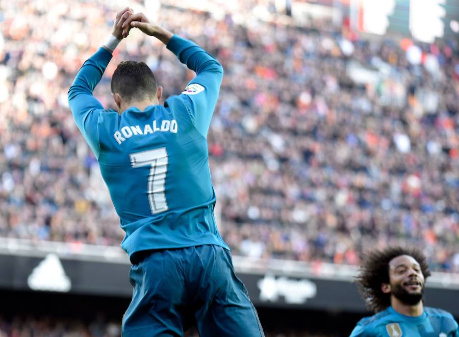 El Real Madrid venció a domicilio por 1-4 al Valencia en Mestalla en la jornada 21 del campeonato liguero. Cristiano anotó un doblete de penalti y Mina recortó distancias pero los goles de Marcelo y Kroos terminaron por dar la victoria al cuadro blanco.