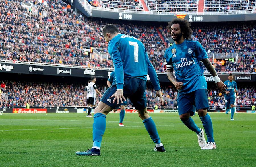 El Real Madrid venció a domicilio por 1-4 al Valencia en Mestalla en la jornada 21 del campeonato liguero. Cristiano anotó un doblete de penalti y Mina recortó distancias pero los goles de Marcelo y Kroos terminaron por dar la victoria al cuadro blanco.