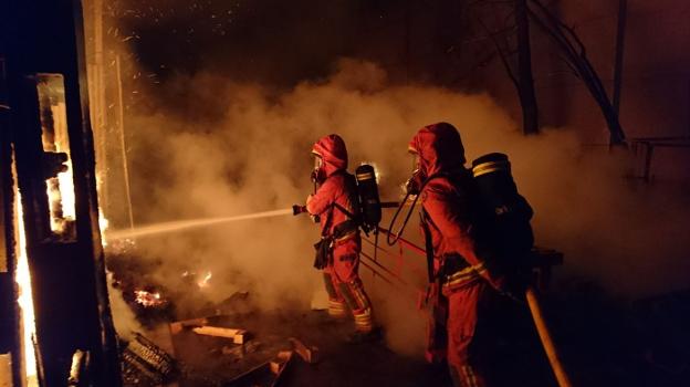 Dos bomberos trabajan en las tareas de extinción. 