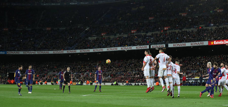 El líder remontó un gol del Alavés con goles de Luis Suárez y Messi, pero el árbitro se equivocó en dos jugadas clave a favor de los locales.