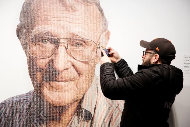 Un visitante del museo de Ikea toma una foto del fundador, Ingvar Kamprad. 