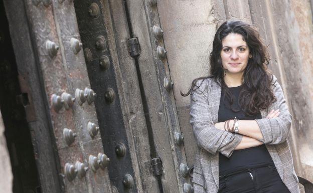 Sara Mansanet se cita con Revista de Valencia en la Plaza del Patriarca.