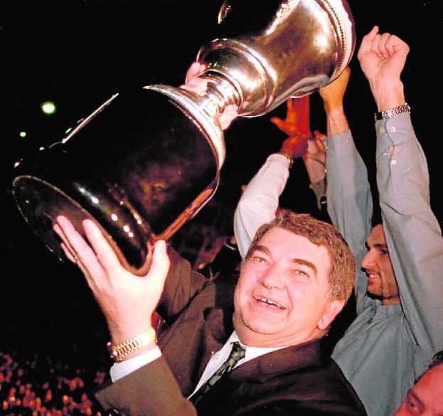 Miki Vukovic y Víctor Luengo volvieron a subir al altar de la Geperudeta el trofeo copero conquistado en 1998, como hicieron en su día en la basílica y en al balcón del Ayuntamiento ante miles de aficionados.