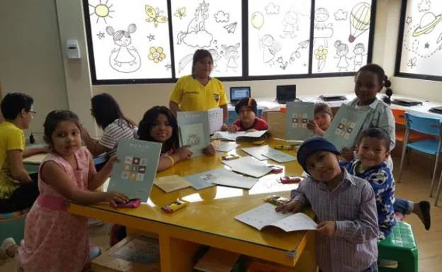 Los niños del Hospital Soca de Ecuador con el material escolar donado fracias a 'Encordados por la vida'.