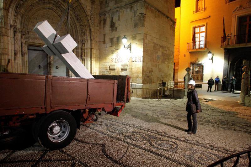 Fotos de la retirada de la cruz franquista de Callosa de Segura