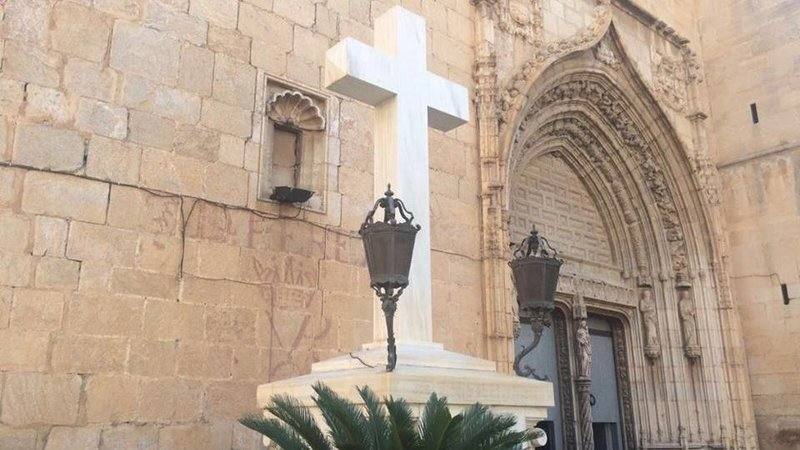 Fotos de la retirada de la cruz franquista de Callosa de Segura