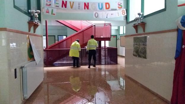 El colegio Vicent Gironés lleno de agua en la jornada de ayer. 