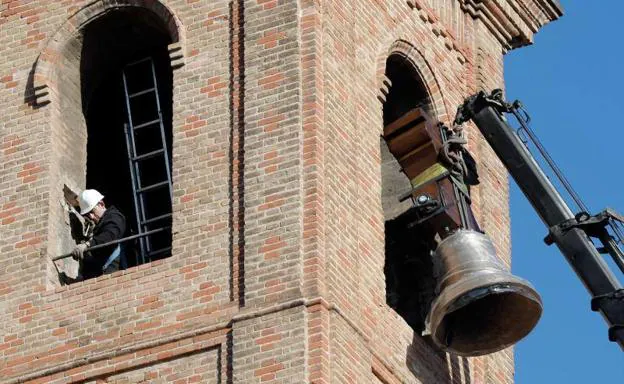 Colocación de la campana de la Iglesia del Rosario. 