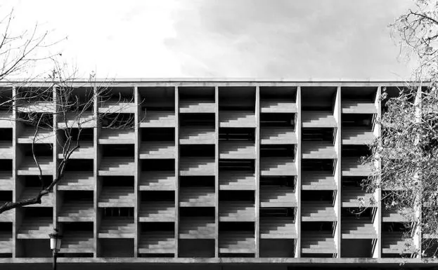 Imagen principal - Arriba, imagen de la antigua Facultad de Derecho de Valencia. Abajo, vista del complejo educativo y una fotografía del arquitecto.