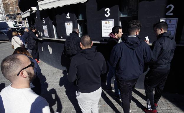 Varias personas hacen cola en las taquillas de Mestalla este martes.