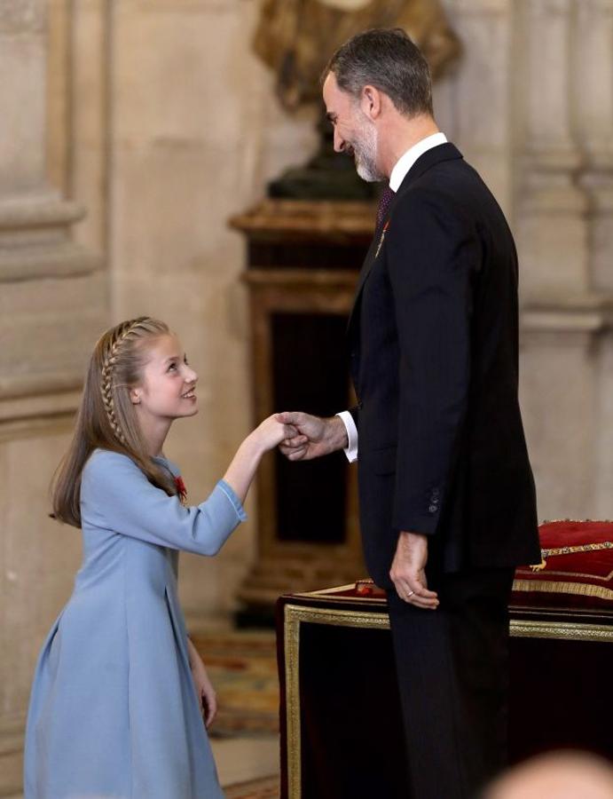 El rey Felipe VI ha aprovechado la celebración de su cincuenta cumpleaños para imponer a su hija Leonor el Toisón de Oro, símbolo del «compromiso personal e institucional con España». La princesa no ha tomado la palabra durante el acto, donde su padre ha remarcado las «exigencias» y responsabilidades que implica su condición de Heredera.