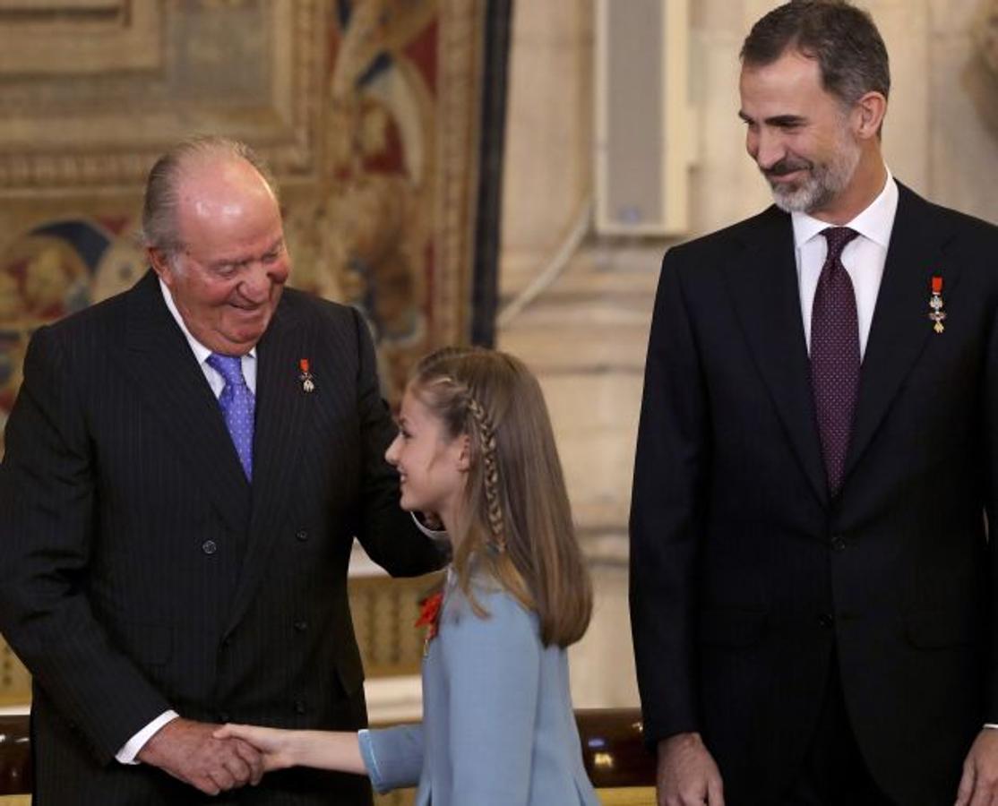 El rey Felipe VI ha aprovechado la celebración de su cincuenta cumpleaños para imponer a su hija Leonor el Toisón de Oro, símbolo del «compromiso personal e institucional con España». La princesa no ha tomado la palabra durante el acto, donde su padre ha remarcado las «exigencias» y responsabilidades que implica su condición de Heredera.