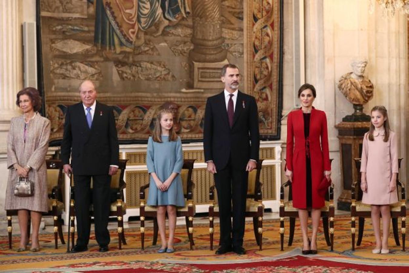 El rey Felipe VI ha aprovechado la celebración de su cincuenta cumpleaños para imponer a su hija Leonor el Toisón de Oro, símbolo del «compromiso personal e institucional con España». La princesa no ha tomado la palabra durante el acto, donde su padre ha remarcado las «exigencias» y responsabilidades que implica su condición de Heredera.