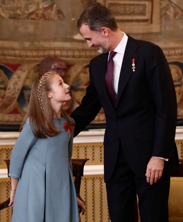 El rey Felipe VI ha aprovechado la celebración de su cincuenta cumpleaños para imponer a su hija Leonor el Toisón de Oro, símbolo del «compromiso personal e institucional con España». La princesa no ha tomado la palabra durante el acto, donde su padre ha remarcado las «exigencias» y responsabilidades que implica su condición de Heredera.