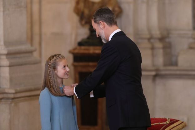 El rey Felipe VI ha aprovechado la celebración de su cincuenta cumpleaños para imponer a su hija Leonor el Toisón de Oro, símbolo del «compromiso personal e institucional con España». La princesa no ha tomado la palabra durante el acto, donde su padre ha remarcado las «exigencias» y responsabilidades que implica su condición de Heredera.