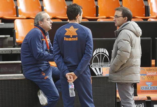 Txus Vidorreta charla ayer con Chechu Mulero en presencia del delegado Alfonso Castilla. 