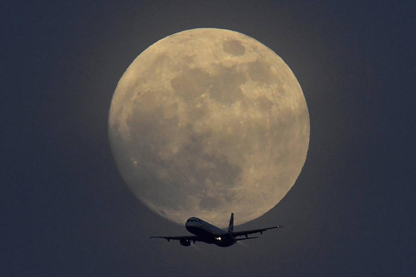 Así se ha visto la superluna azul de sangre en el mundo