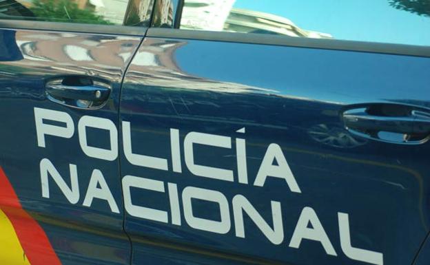 Un anciano tira salfumán en la cara del médico que operó a su hijo fallecido en Valencia