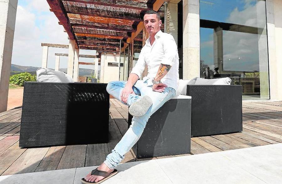Miguel Elvira | De la colaboración entre el diseñador castellonense y el artista Xander Spronken surgió esta casa-escultura de hormigón, madera, cañizo y cristal que se fusiona con la naturaleza.