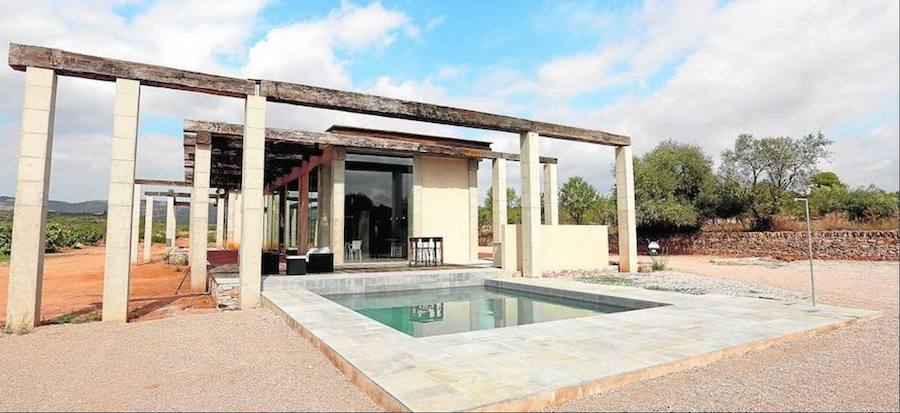 Querían que la zona exterior fuera muy cómoda. Por ello la barbacoa da a la piscina y a la cocina buscando practicidad. La piscina es de piedra natural, la misma que hay en los cuartos de baños.