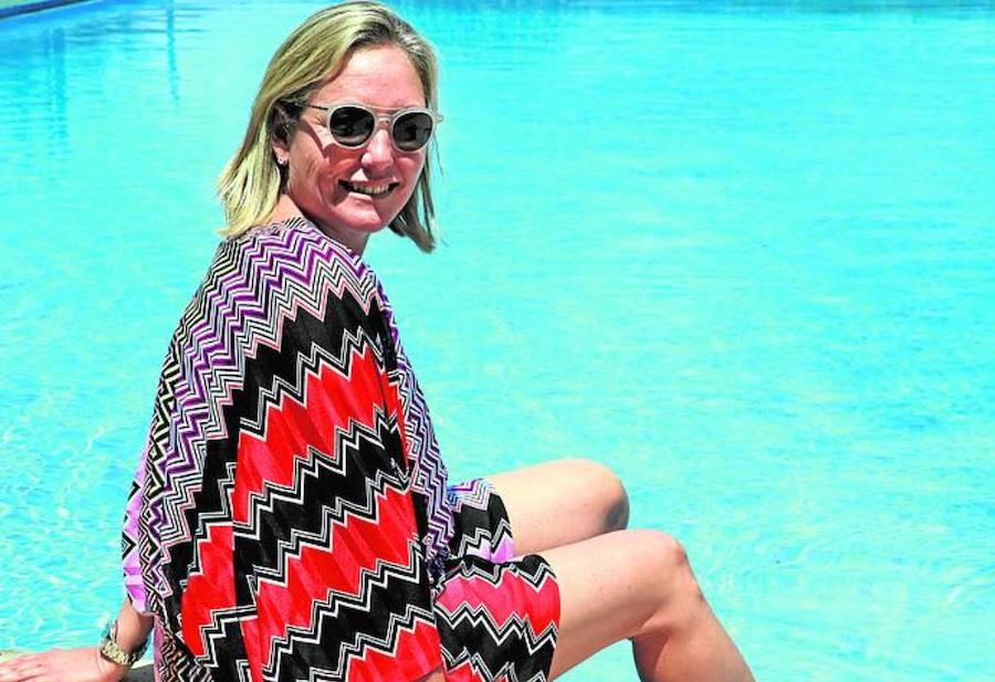 Silvia Escolá | Una tranquila y arbolada parcela del Tosalet de Xàbia cobija la bonita casa de verano de Silvia Escolá, propietaria de la tienda de decoración Ampasi junto a su socia Amparo López. Al llegar uno no puede evitar posar la mirada en las espectaculares vistas a la bahía de Xàbia delimitada por la imponente línea del horizonte que enmarca el paisaje. 