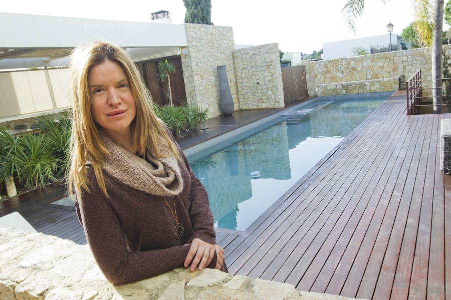Lourdes Paterna | La decisión de salir de Valencia brindó a su marido, arquitecto, la posibilidad de construir en Bétera la casa de sus sueños; amplia, despejada, un torrente luminoso donde incluso se han rodado anuncios.