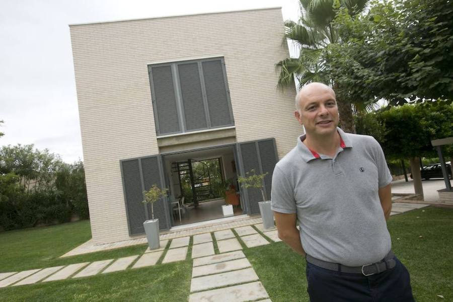 Javier Rubio | El arquitecto vive en un inmueble de siete por siete metros que conjuga la sencillez y su vocación por la geometría. En origen, la parcela albergaba una casa familiar propiedad de sus padres. 