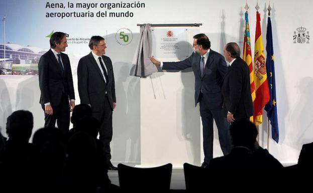 El presidente del Gobierno, Mariano Rajoy, el presidente de la Generalitat Valenciana, Ximo Puig (2i), el ministro de Fomento, Iñigo de la Serna (i), y el comandante José Ramón Sáez de Santamaria (d), durante el acto conmemorativo del 50 aniversario del aeropuerto de Alicante. 