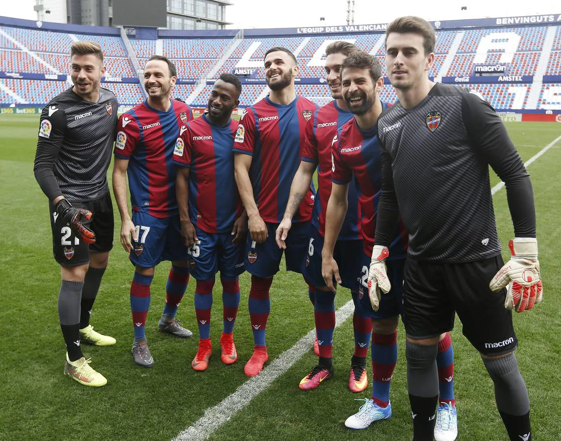 El Levante UD ha presentado este viernes sus nuevos fichajes, los futbolistas Armando Sadiku, Giampaolo Pazzini, Rubén Rochina, Coke Andújar, Fahad Al-Muwallad y, para la portería, a Koke Vegas e Iván Villar.