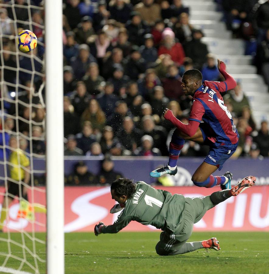 Estas son las imágenes que deja el partido de Liga en el Ciutat de València