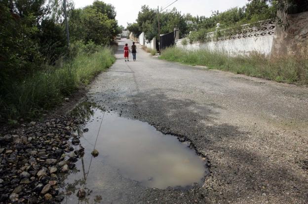 La falta de alcantarillado provocó vertidos fecales de la urbanización en un barranco y en parcelas privadas. 