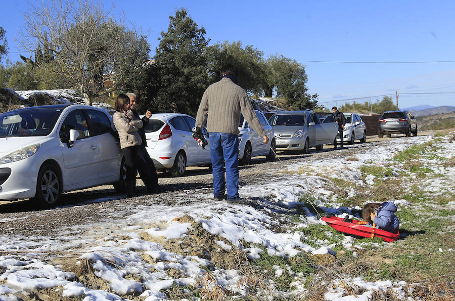 Muchos valencianos han aprovechado el fin de semana para acercarse a disfrutar de la nieve caída en los últimos días. Las zonas más visitadas están siendo los municipios de Agrés, Alcoy o Muro, en la provincia de Alicante, así como Morella y la comarca de Els Ports. Las temperaturas y el volumen de precipitaciones limita el disfrute a modestas batallas de bolas de nieve y la construcción de algunos muñecos, en los que más de uno ha aprovechado sus propias bufandas y gorros para decorarlos, debido a la clima primaveral que reinó durante la mañana del sábado.