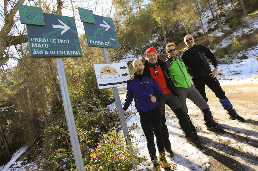 Muchos valencianos han aprovechado el fin de semana para acercarse a disfrutar de la nieve caída en los últimos días. Las zonas más visitadas están siendo los municipios de Agrés, Alcoy o Muro, en la provincia de Alicante, así como Morella y la comarca de Els Ports. Las temperaturas y el volumen de precipitaciones limita el disfrute a modestas batallas de bolas de nieve y la construcción de algunos muñecos, en los que más de uno ha aprovechado sus propias bufandas y gorros para decorarlos, debido a la clima primaveral que reinó durante la mañana del sábado.